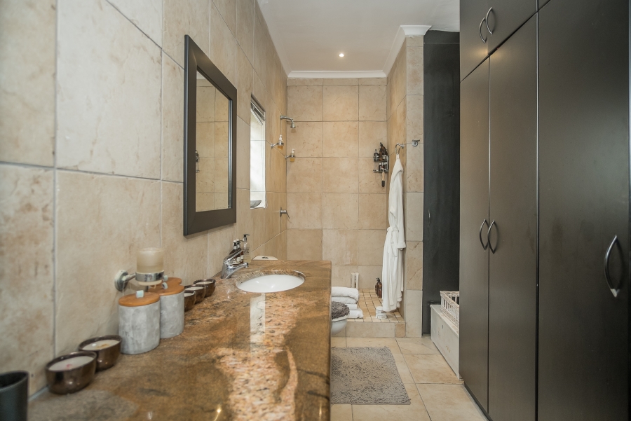 5 Bedroom Property for Sale in Misty Cliffs Western Cape